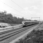 150966 Afbeelding van een electrisch treinstel mat. 1936 van de N.S. ter hoogte van Hulshorst.